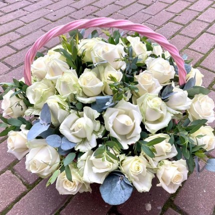 корзина с белыми розами - купить с доставкой в Хабаровске
