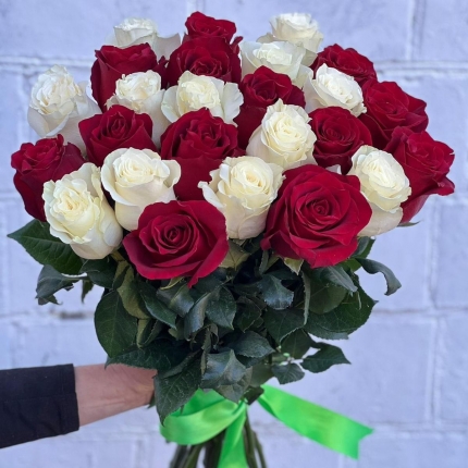 Букет «Баланс» из красных и белых роз - купить с доставкой в Хабаровске