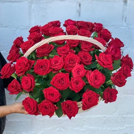 Корзинка "Моей королеве" из красных роз с доставкой в Хабаровске